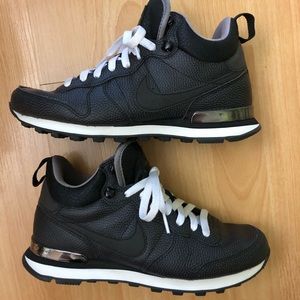 Nike Women’s Internationalist sz 7